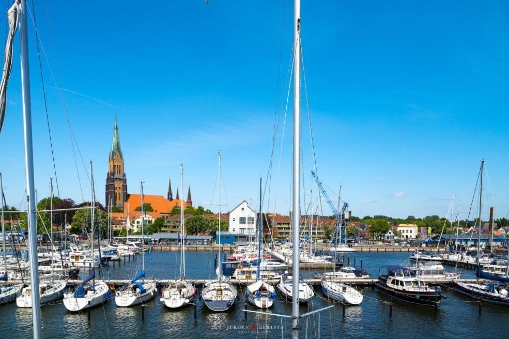 Hausboot Gluecksmomente Mit Dachterrasse In Schleswig Am Ostseefjord Schlei Exterior photo